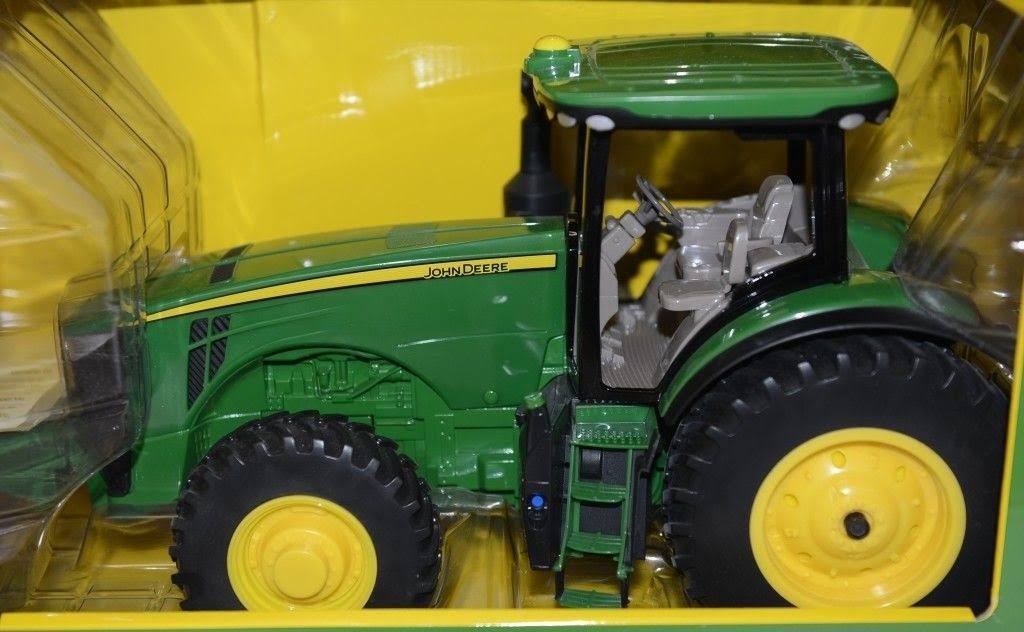 1/16 Scale 8R Tractor Z6558
