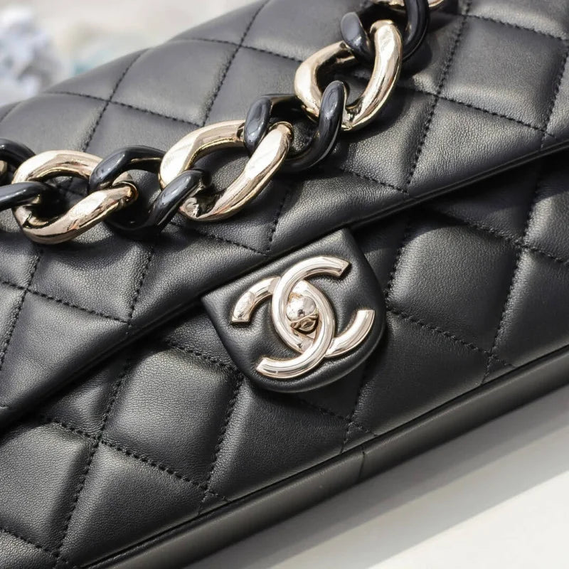 Flap Bag With Large Bi-Color Chain G444