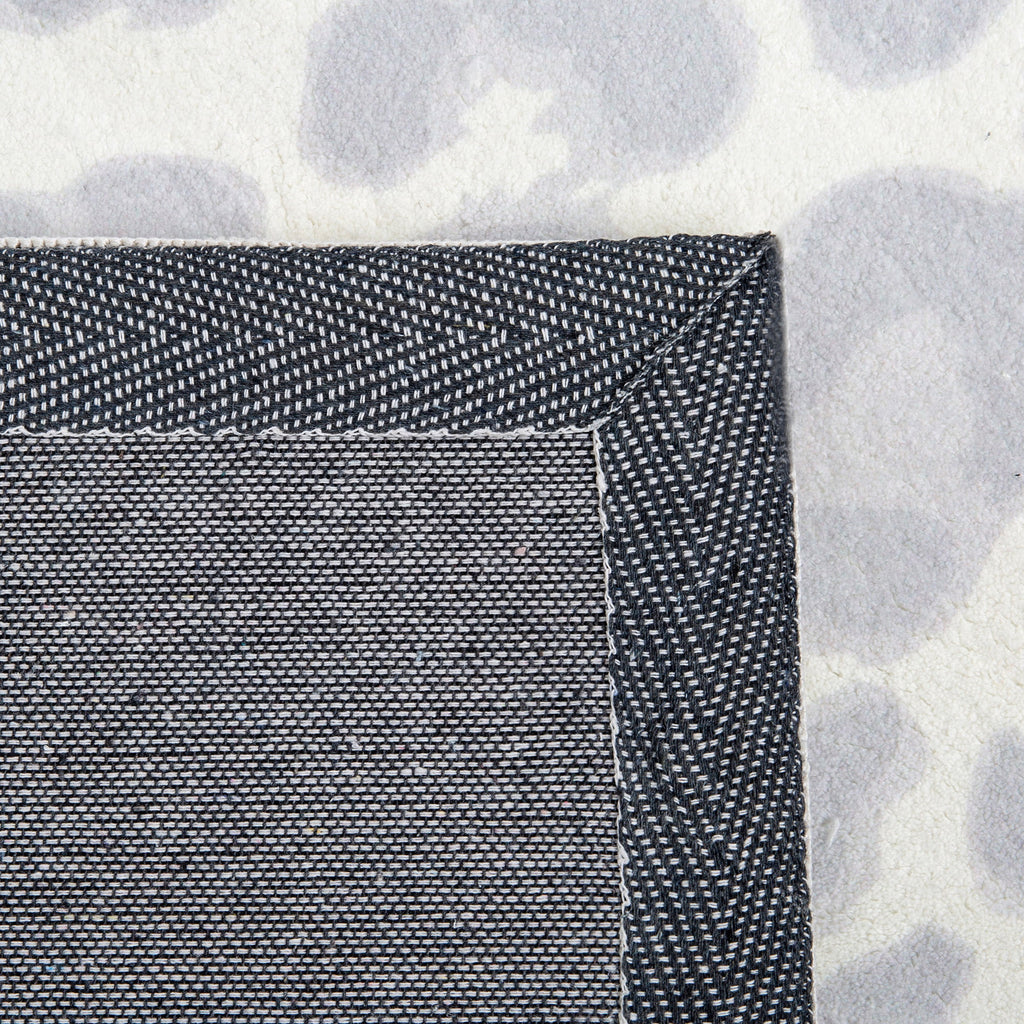 Grey and Cream Leopard 5 x 7 Rug T472