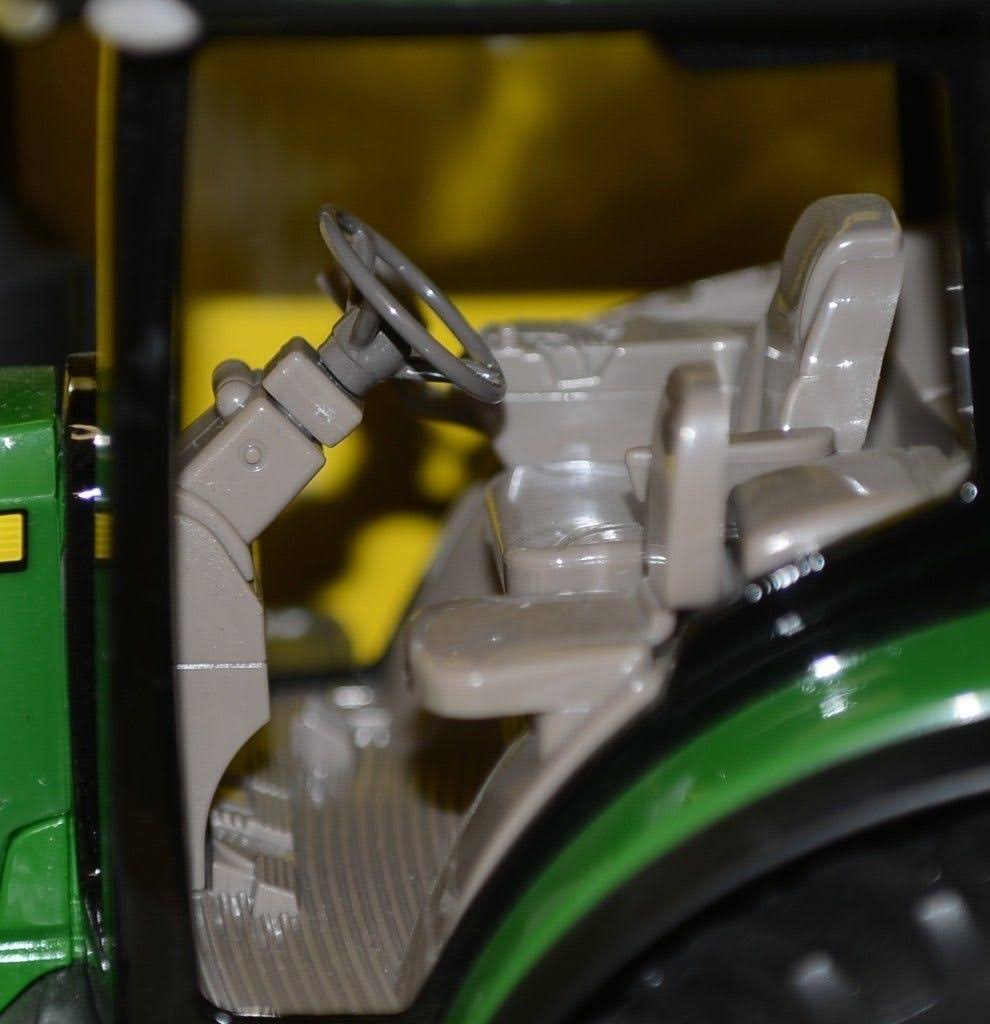 1/16 Scale 8R Tractor Z6558